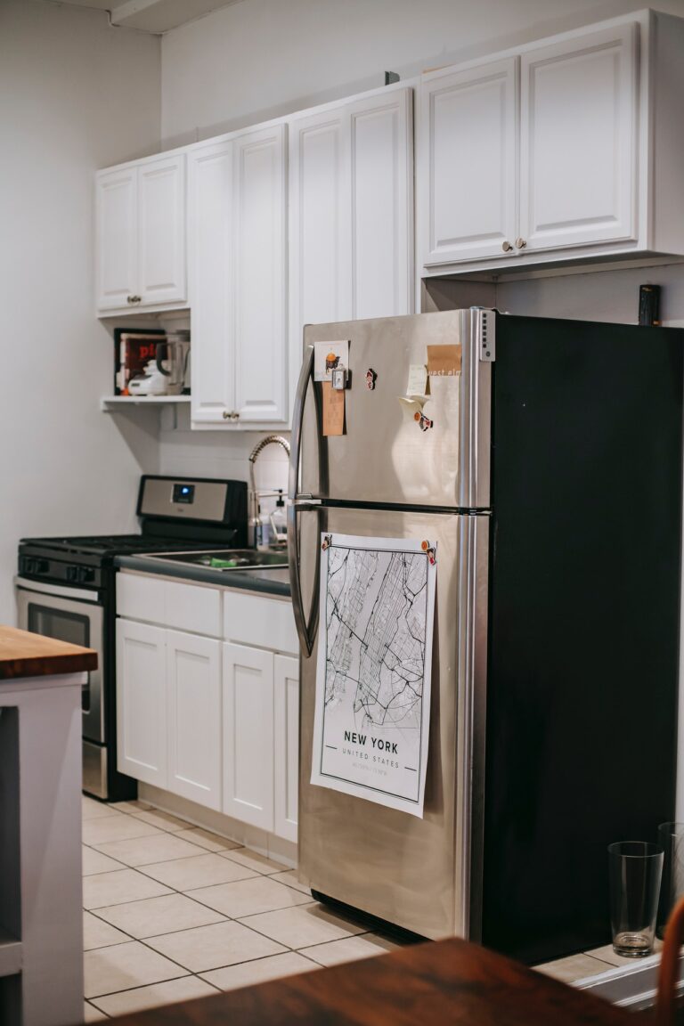 Mit køleskab larmer – Hvad kan jeg gøre?